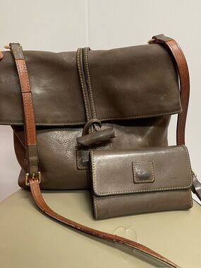 DOONEY & BOURKE BROWN LEATHER FLORENTINE MEDIUM TOGGLE CROSSBODY BAG + WALLET